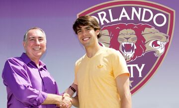 En junio de 2013 fich¨® por el Orlando City. Aunque fue cedido al Sao Paulo la temporada siguiente.