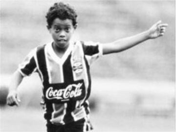 Ronaldinho está de fiesta, el brasileño celebra 36 años de vida