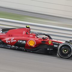 Sainz lidera por la mañana y Russell sufre un extraño accidente