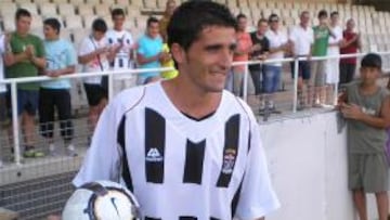 <b>Veterano</b>. El nuevo delantero del Cartagena, Víctor Fernández, de 35 años, ha sido presentado oficialmente en el estadio del Cartagonova