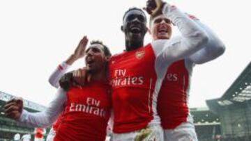 Danny Welbeck (c) celebrando un gol con el Arsenal.
