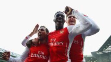 Danny Welbeck (c) celebrando un gol con el Arsenal.