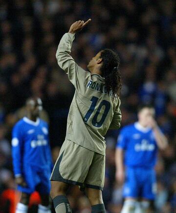Ronaldinho recibe un pase en la frontal del área, amaga y manda un balón cruzado a la red sin carrerilla. El gol les valía para clasificarse para los cuartos de final de la Champions League.