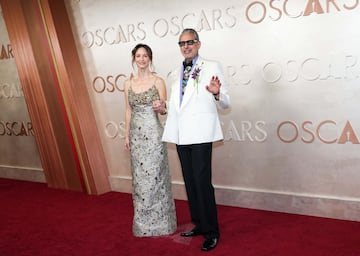 Jeff Goldblum Y Emilie Livingston posan en la alfombra roja del Dolby Theatre.