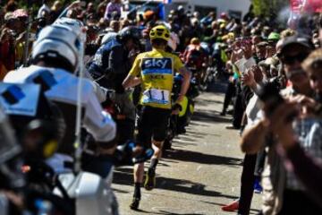 El líder del Tour de Francia sale corriendo tras sus rivales