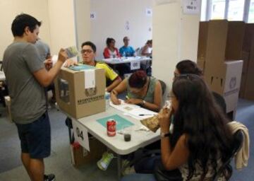 Un ciudadano colombiano vota en el consulado de su país en Barcelona.