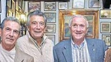 <b>POR PUSKAS. </b>Antonio Ruiz, Rivilla, Pachín, Santamaría, Collar y Zoco recordaron al 10 blanco.