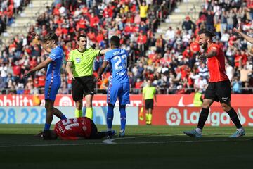 Amarilla para Reinildo por pisar a Maffeo dentro del área. El árbitro no duda y pita penalti.