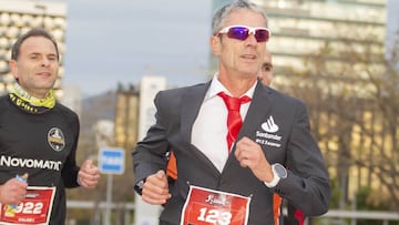 El atleta Martín Fiz participando en la Santander Cursa de les Empreses de 2018.
