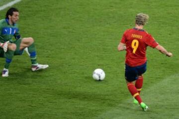 Eurocopa 2012. Final. Espa?a-Italia. La Selecci車n gan車 4-0 a la 'Azzurra'. Fernando Torres anot車 el tercer tanto, 3-0.