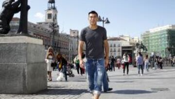 POR EL CENTRO. Zhang paseó, de la mano de AS, por la Puerta del Sol, la Plaza Mayor y demás rincones. El futbolista disfrutó haciéndose fotos en los emblemas de la ciudad.