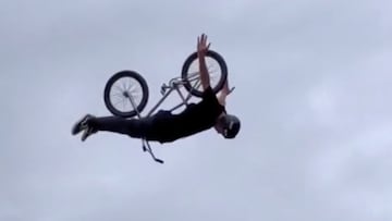 Ryan Williams plancha un Christ Air en BMX