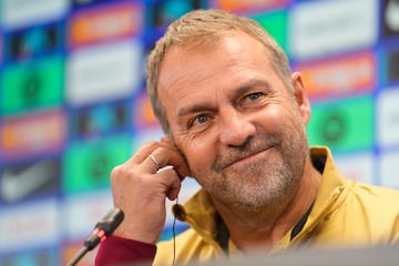 GRAFCAT2192. SANT JOAN DESPÍ (BARCELONA), 20/12/2024.- El entrenador del FC Barcelona, Hansi Flick, durante la rueda de prensa posterior al entrenamiento que el equipo azulgrana ha realizado este viernes en la ciudad deportiva Joan Gamper para preparar el partido de LaLiga que mañana disputarán ante el Atlético de Madrid. EFE/Enric Fontcuberta
