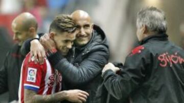 El técnico del Sporting, Abelardo, se abraza con su jugador, el delantero paraguayo, Antonio Sanabria.