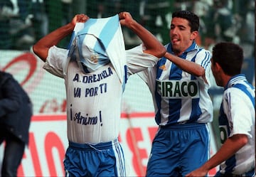 Donato celebrando el 1-0 al Espantol que dio la Liga junto a Makaay, autor del 2.0.