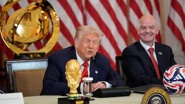 U.S. President Donald Trump and FIFA president Gianni Infantino attend a meeting of the FIFA Task Force at the White House in Washington, D.C., U.S., May 6, 2025. REUTERS/Kent Nishimura
PUBLICADA 08/05/25 NA MA28 3COL
SUPLEMENTO MUNDIAL DE CLUBES 2025
PUBLICADA 14/06/25 ESPECIAL02 2COL