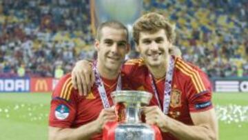 OBJETIVOS. Negredo y Llorente, compañeros en la Selección, son los nueves que quiere Emery.