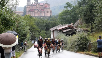LAGOS DE COVADONGA, SPAIN - SEPTEMBER 01: A general view of the Peloton passing in front of The Monastery of Covadonga while fans cheer during the 76th Tour of Spain 2021, Stage 17 a 185,5km stage from Unquera to Lagos de Covadonga 1.085m / @lavuelta / #LaVuelta21 / on September 01, 2021 in Lagos de Covadonga, Spain. (Photo by Tim de Waele/Getty Images)
PUBLICADA 15/12/23 NA MA28 4COL