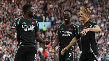 Thomas Partey, Bukayo Saka y Martin Ødegaard, jugadores del Arsenal, celebran el gol anotado por el ghanés contra el Aston Villa.