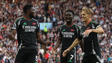 Thomas Partey, Bukayo Saka y Martin Ødegaard, jugadores del Arsenal, celebran el gol anotado por el ghanés contra el Aston Villa.