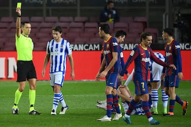Who is the referee for Barcelona - Atlético Madrid in LaLiga?