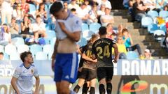 Los jugadores del Zaragoza se lamentan tras el 0-3 del Alcorcón.