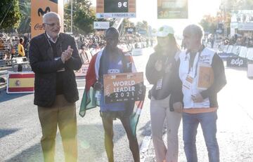 Juan Roig y Paco Borao felicitan a Abel Kipchumba, ganador de la Media Maraton Valencia EDP, logrando la mejor marca de 2021.