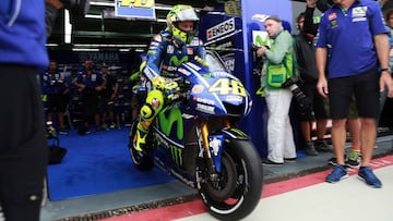 Valentino Rossi saliendo con la Yamaha en MotorLand.