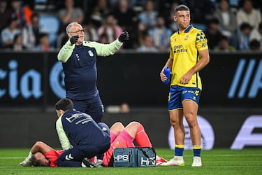 La acción entre ambos jugadores tuvo lugar durante el minuto 24 de la primera parte del duelo entre el Celta - Las Palmas. En un balón dividido, el guardameta holandés salió de su portería y Borja Iglesias, que llegaba con todo a la disputa, impactó de forma involuntaria con la rodilla en la zona del bajo vientre. Jasper Cillessen ha sido operado esta madrugada en el hospital de Vigo después de sufrir una contusión intestinal.