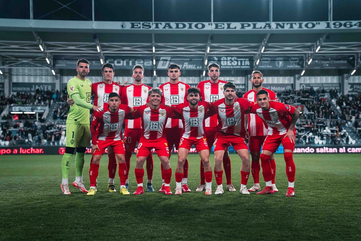 Once del Almería en Burgos. Los de Rubi tienen la llave del ascenso.