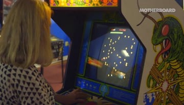 Dona Bailey juega a Centipede para el documental Meet the Unsung Female Programmer Behind Atari’s Centipede ("La invisibilizada programadora detrás de Centipede"), de Motherboard