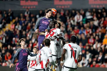 Defensa: Cabrera (Espanyol)
Sigue siendo una jornada más el pilar del equipo espanyolista. Partido a partido sigue sumando y cada vez más aporta en las jugadas de ataque.