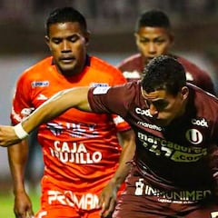 Universitario tropieza