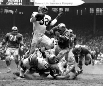 Running Back. Jugó en Cleveland Browns desde 1957 hasta 1965. En sus nueve años como jugador estableció todos los récords de yardas de carrera y combinadas, que permanecieron hasta 1984. Ingresó en el Hall of Fame en 1971.