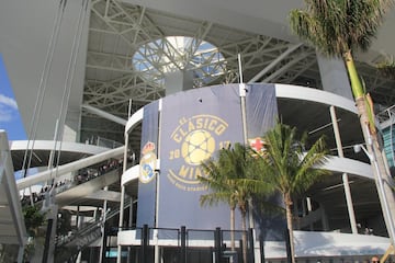 Los aficionados colmaron el Hard Rock Stadium de Miami para disfrutar de El Clásico entre Real Madrid y Barcelona.