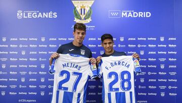 José Mejías y Facundo García posan con la camiseta del Leganés durante su presentación.