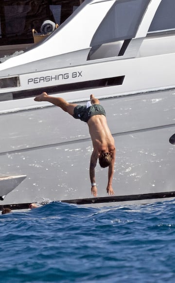 Antoine Griezmann se divierte en un barco en alta mar.