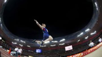 El británico Greg Rutherford vuela en El Nido de Pekín.