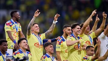 Jugadores del América festejan el Bicampeonato después de recibir el trofeo.