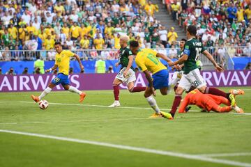 Neymar le pasa el balón a Roberto Firmino que marca el segundo gol de Brasil.
