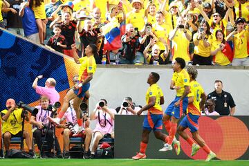 Los jugadores de Colombia festejan el primer gol de la Selección en el debut.