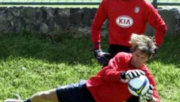 <b>GANAS. </b>Grégory Coupet atrapa un balón durante la sesión de entrenamiento de ayer.