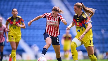 Alicia Cervantes (L) of Guadalajara fights for the ball with Jordan Brewster (R) of America during the 11th round match between America and Guadalajara as part of the Liga BBVA MX Femenil, Torneo Apertura 2025 at Ciudad de los Deportes Stadium, on September 14, 2025 in Mexico City, Mexico.