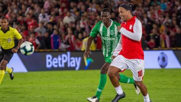 Ronaldinho en el juego entre Santa Fe y Nacional en El Campín.