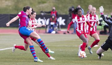 Primer gol del FC Barcelona Femenino. Engen cazó un rechace tras un cabezazo al larguero y no perdonó por bajo.