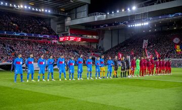 Otro de los encuentros más esperados por la afición se disputó el 19 de octubre con la visita del Liverpool. El conjunto inglés ganó 2-3 en un tremendo encuentro: el Liverpool se puso 0-2 a los quince minutos, el Atlético empató y tuvo contra las cuerdas a su rival, pero todo se fue al traste con la expulsión de Griezmann. Un tonto penalti de Hermoso le dio el triunfo al equipo de Klopp. Al final hubo polémica por el hecho de que el Cholo no saludara al técnico del Liverpool ya con el encuentro acabado (nunca lo hace al final de los partidos). 