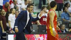 Fotis Katsikaris habla con Campazzo.