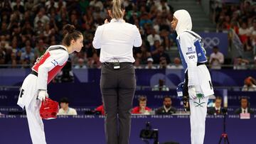 Israel's Abishag Semberg (L) and Saudi Arabia's Dunya Ali M Abutaleb prepare to compete in the taekwondo women's -49kg round of 16 bout of the Paris 2024 Olympic Games at the Grand Palais in Paris on August 7, 2024. (Photo by David GRAY / AFP)