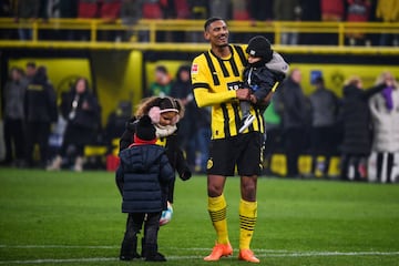 Haller, junto a sus hijos en su primer partido de fútbol tras superar el cáncer.