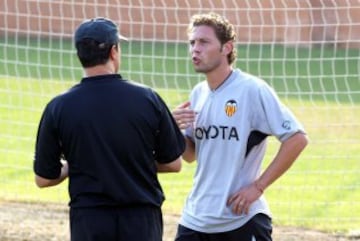 En su etapa en el Valencia, las discusiones con los jugadores tambien eran evidentes, como la que protagonizó con Curro Torres en agosto de 2003